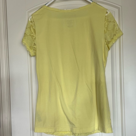 🍓 2 for $13 Van Heusen Yellow Floral Lace shirt in Medium - Picture 3 of 4